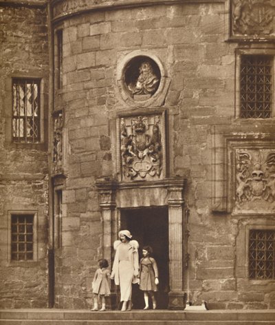 Dronningen i hennes gamle hjem, Glamis Castle, c1936 1937 av Unbekannt