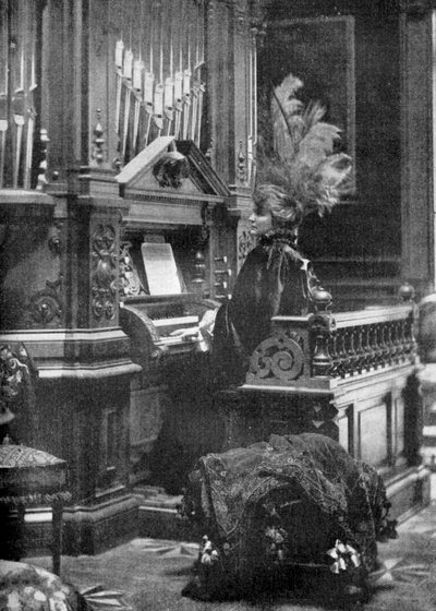 Dronningen av Romania spiller orgel, 1904 av Unbekannt