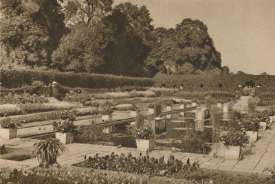 Stillheten i den nederlandske hagen ved Kensington Palace voktet av låste porter, c1935. av Unbekannt