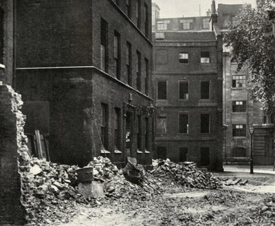 Stedet for inngangsporten fra Fetter Lane og de forlatte husene som venter på riving, 1934. av Unbekannt
