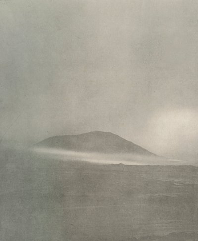 Starten på en snøstorm...drift kommer rundt Mount Erebus, c1908, 1909 av Unbekannt