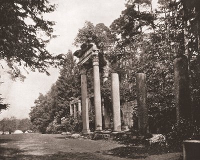 Augustus-tempelet ved Virginia Water, Surrey, 1894. av Unbekannt