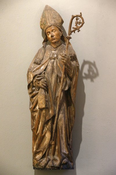 Victoria og Albert-museet. Biskop helgen. Tyskland. Omtrent 1470-80. Limewood med spor av maling. Storbritannia av Unbekannt