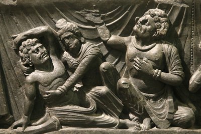 Victoria og Albert-museet. En del av en lettelse av Buddhas død (parinirvana). 200-400. Kushan-perioden. Schist. Gandhara/Nordvest-Pakistan. Storbritannia av Unbekannt