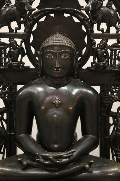 Victoria og Albert-museet. Jina Shantinatha. 1168; bakplaten ca 1300-1500. Kobberlegering med sølv- og kobberinnlegg. Sannsynligvis Vest-India. Storbritannia av Unbekannt