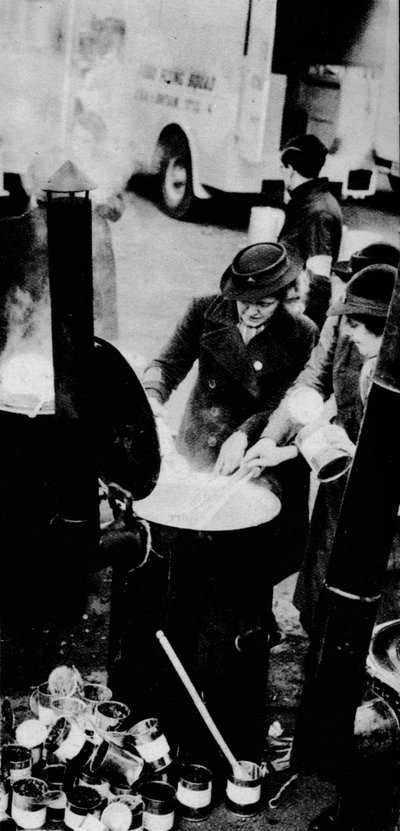 W.V.S. Gjorde mange jobber. Her er en W.V.S. kvinne som styrer et feltkjøkken, c1941 1942 av Unbekannt