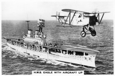 Hangarskipet HMS Eagle og et Fairey Flycatcher-fly, 1937 av Unbekannt
