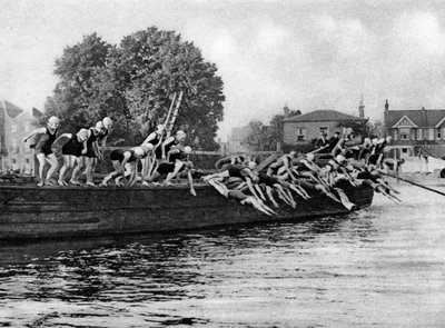 Det årlige svømmeløpet Kew to Putney for damer, London, 1926-1927 av Unbekannt