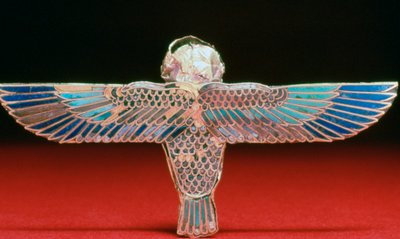 Baksiden av en gullvinget ba-amulett, ptolemaisk periode, Egypt, 4.-1. århundre f.Kr. av Unbekannt