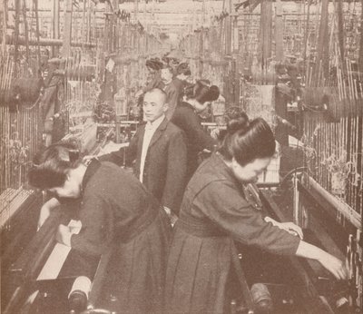 Det travle interiøret i en blomstrende silkefabrikk i Japan, 1907 av Unbekannt