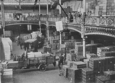 Utsendingsrommet til en av de store regjeringsbutikkene, 1915 av Unbekannt