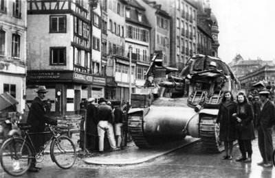 De første allierte stridsvognene ankom Strasbourg, Alsace, november 1944 av Unbekannt