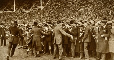 Den første FA-cupfinalen avholdes på det nye Wembley Stadium i London, 28. april 1923, 1935. av Unbekannt