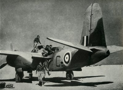 Den varme solen strømmer ned på en ørkenlandingsplass, c1942-1943, 1945. av Unbekannt