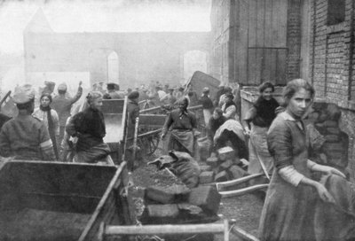 Innbyggerne i Caudry kommer for å søke mat fra den britiske hæren, Frankrike, 1918 av Unbekannt