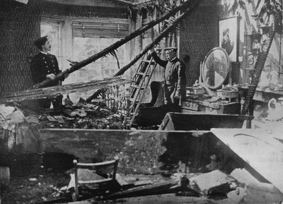 Interiøret i et av de ødelagte husene i Southend, 1915 av Unbekannt