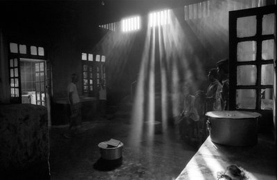 Kjøkkenet til Mental Hospital, Pabna, i Bangladesh. 1994. Mental Hospital, Pabna er det første sykehuset i sitt slag i Bangladesh med en befolkning på rundt 130 millioner. Det ble etablert i 1957 av den daværende sivilkirurgen i Pabna-distriktet i en lokal av Unbekannt