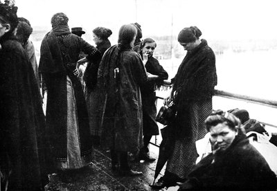 Den siste handlingen av en tragedie: Et fotografi tatt på den siste båten som forlot Oostende til England, 1914 av Unbekannt