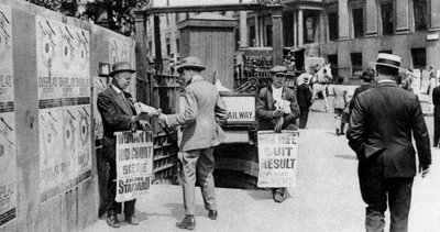 Lunsjtidsavisoverskriftene, Trafalgar Square, London, 1926-1927 av Unbekannt