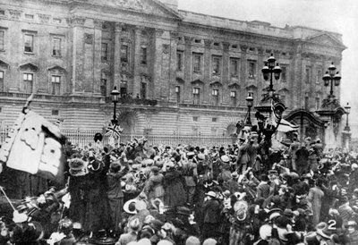 Den offisielle meldingen om våpenhvilen blir lest, Buckingham Palace, 1918 1936 av Unbekannt