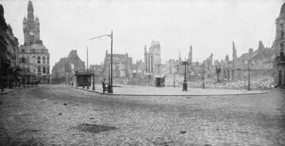 Ruinene og klokketårnet i Douai, Frankrike, 1918 av Unbekannt