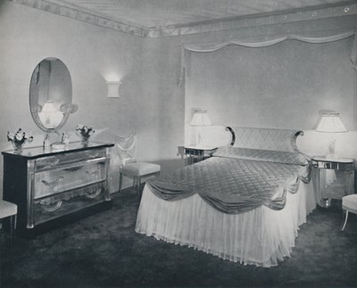 De livlige egenskapene til pleksiglass brukes med fordel i dette soverommet, 1942. av Unbekannt
