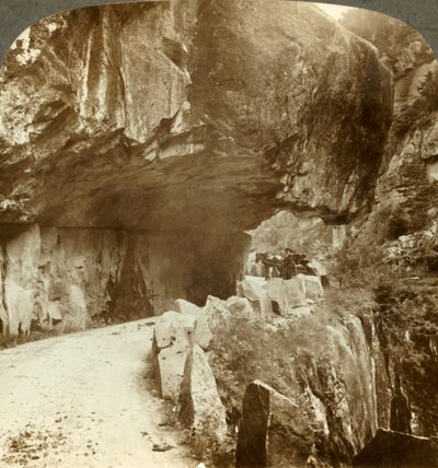 Den fantastiske Bratlandsdalsveien, sprengt gjennom fjellvegger av fast fjell, Norge, c1905. av Unbekannt