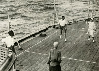 Deres Majesteter, i et spill med kortstokker på dekk til H.M.S. Renown, 1927, 1937. av Unbekannt