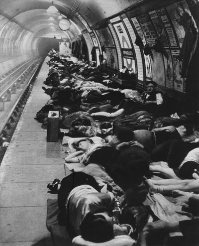 De som dro til krisesentre begynte en ny type natteliv, 11. november, 1940, 1942 av Unbekannt