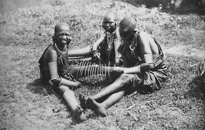 Tre unge Masai-kvinner, 1912 av Unbekannt
