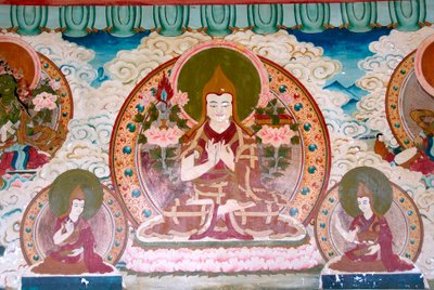 tibetansk buddhisme; veggmaleri; Lama Tsongkharpa; Gelug skole; gule hetter; meditasjon; en rekke håndstillinger; mudras; Yongning; Zhamei tempel; Lugu Hu Lake-området; Yunnan-provinsen; Folkerepublikken Kina; Asia av Unbekannt