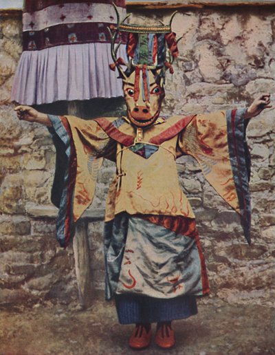 Tibetansk lama kledde seg for djeveldansen, c1935 av Unbekannt
