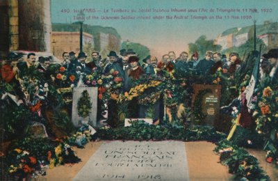 Graven til den ukjente soldaten gravlagt under Triumfbuen 11. november 1920, Paris, c1920 av Unbekannt
