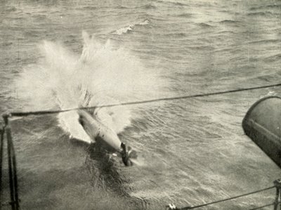 Torpedo Entering the Water, 1919. av Unbekannt