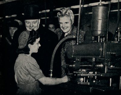 Tour of Inspection in an Arms Factory, 1940-tallet, 1945. av Unbekannt