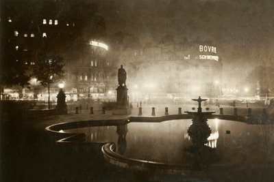 Trafalgar Square. Ser mot Charing Cross. London by Night, 1928. av Unbekannt