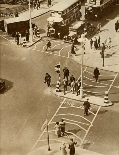 Trafikk og fotgjengere på Trafalgar Square, London, 1935. av Unbekannt