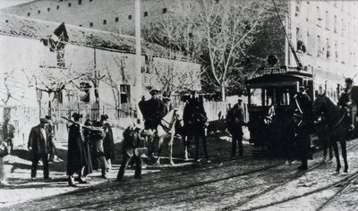Sporveistreik i Madrid, sivilvakten anklager streikende som prøver å stoppe en trikkevei, publisert i magasinet "Nuevo Mundo", desember 1919 (s/hv-bilde) av Unbekannt