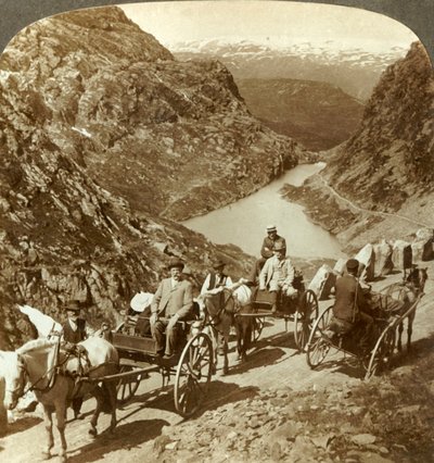 Reisende på fjellvei gjennom den ville ravinen i Seljestad, Norge, c1905. av Unbekannt