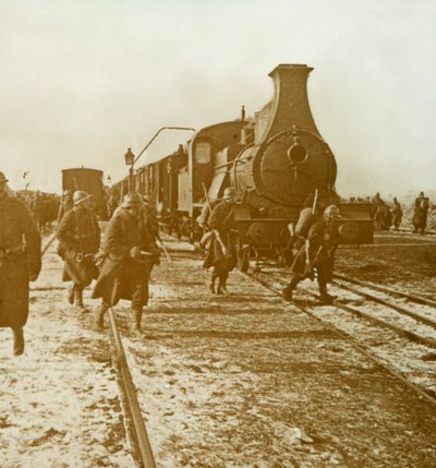 Tropper går i land fra damptog, c1914-c1918 av Unbekannt