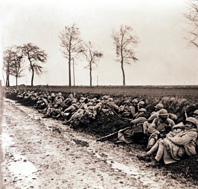Tropper hviler ved siden av en vei, Nord-Frankrike, c1914-c1918 av Unbekannt