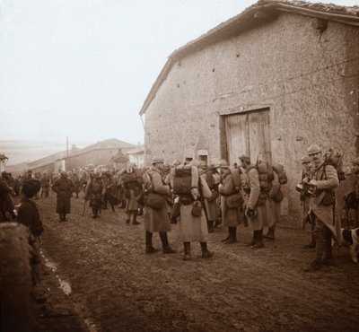 Tropper med sekker på ryggen, Somme, Nord-Frankrike, c1914-c1918 av Unbekannt