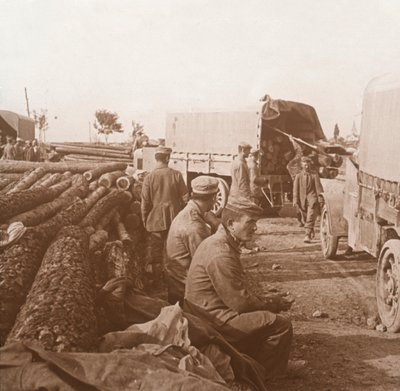 Lastebiler på Voie Sacrée, Verdun, Nord-Frankrike, c1914-c1918. av Unbekannt