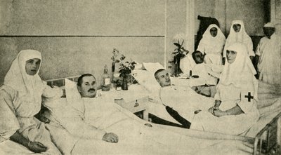 Tsarina Alexandra pleier sårede soldater, 1914, c1920. av Unbekannt