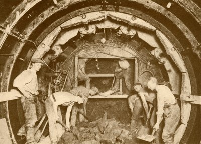 Tube Tunnel Excavation ved hjelp av Greathead Boring Shield, c1930. av Unbekannt