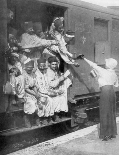 Tyrkiske geværmenn på vei til fronten med tog, 1914 av Unbekannt