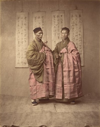 [To kinesiske menn i matchende tradisjonell kjole], 1870-tallet. av Unbekannt