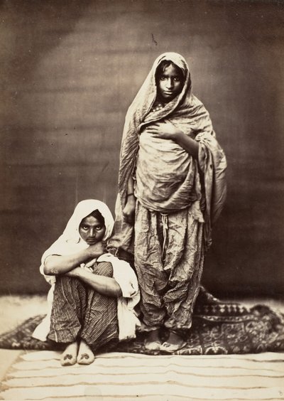 To indiske kvinner, en sittende, 1860-tallet. av Unbekannt