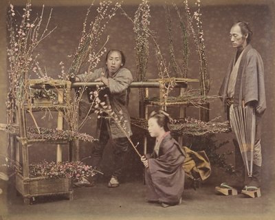 [To japanske menn og en japansk kvinne poserer med blomstrende grener], 1870-tallet., av Unbekannt