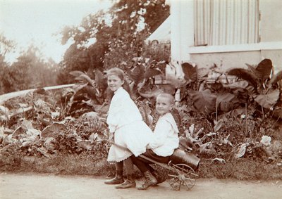 To barn som leker utendørs, 1890-tallet av Unbekannt